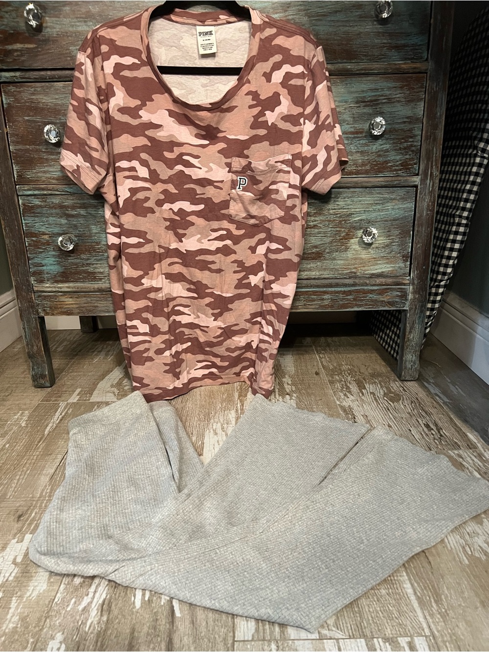 VGUC💗PINK VS 2 pc Sz-M SET!Cotton Rib Flare Leggings&Campus Pink Camo PocketTee! - Picture 4 of 9